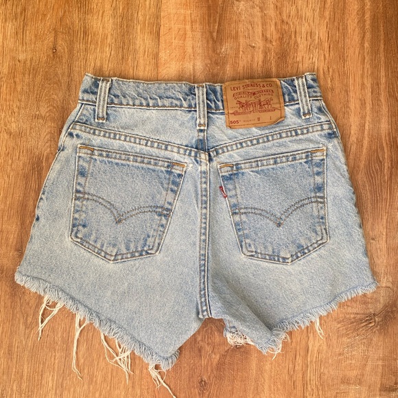 Vintage distressed cutoff Levi’s jean shorts - Picture 3 of 5